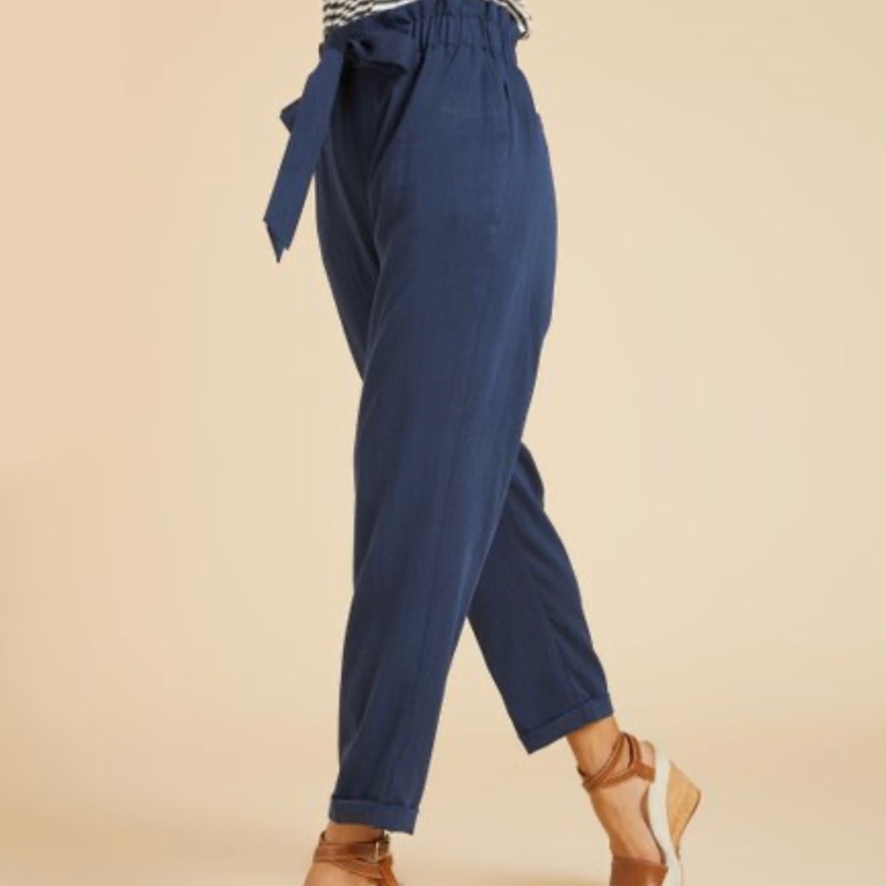 Suzanne Betro Black Paperbag Waist Tapered Pants